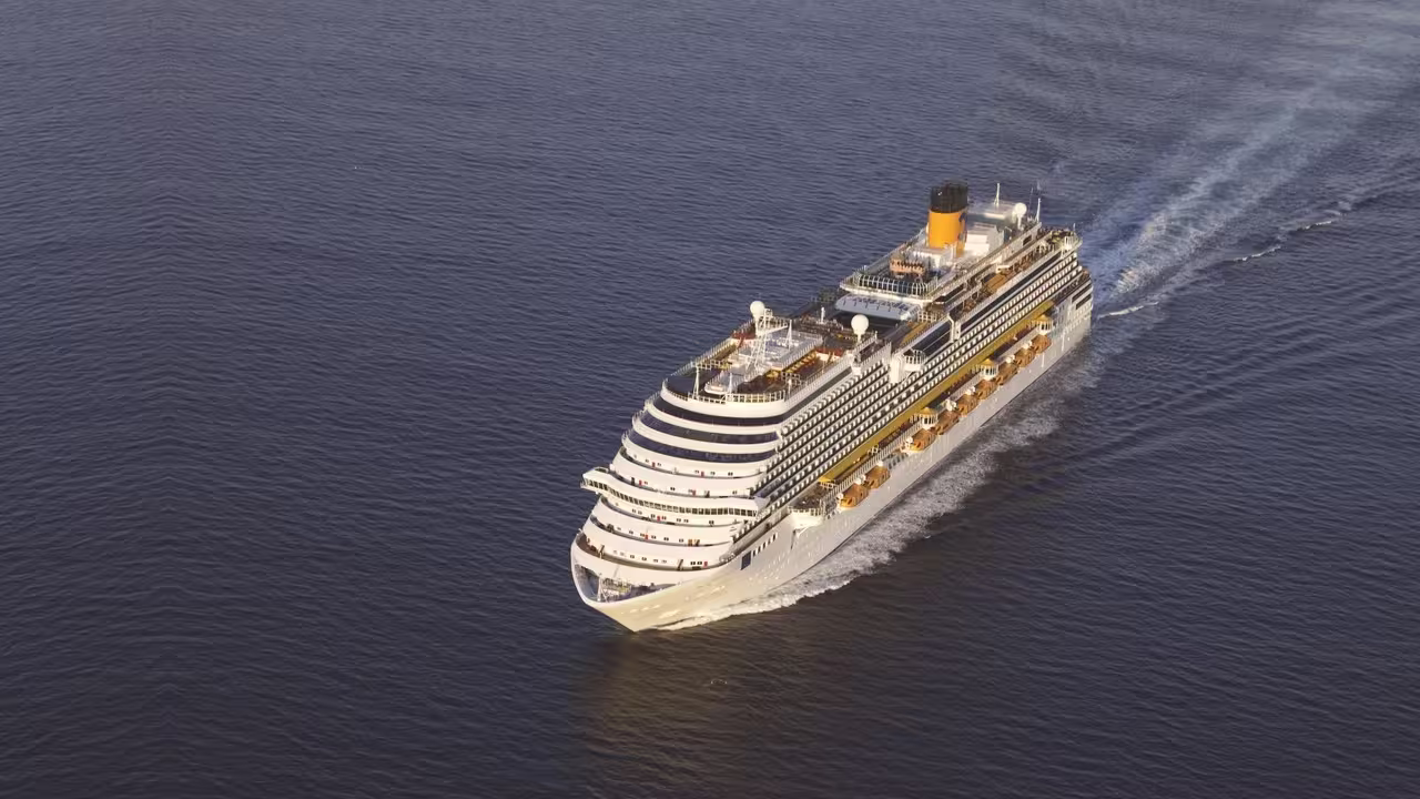 Crucero Costa Favolosa navegando en el mar